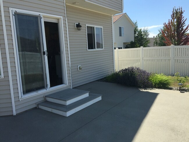Photo - 215 Sanna Ct