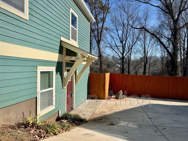 Building Photo - 125 Burton Unit 001