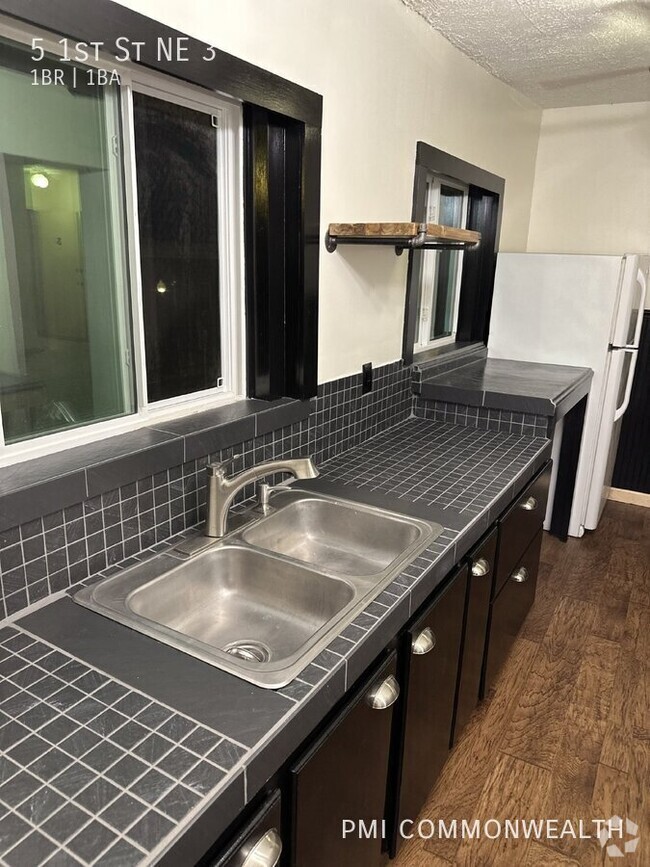 Building Photo - 1 Bed / 1 Bath Apartment (Available 4/10/25)