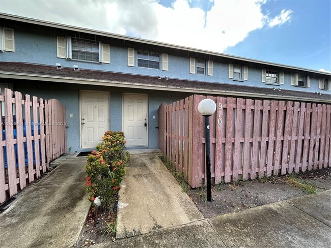 Building Photo - 910 Cypress Way E Rental