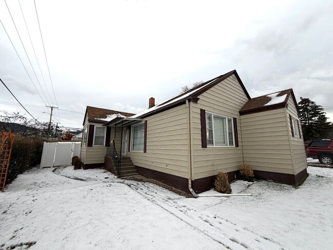 Building Photo - Charming 3 Bed 1 Bath Single Family Home W/ Fully Fenced Yard and Garage!