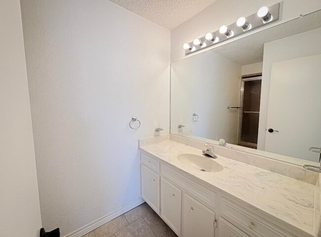 Photo - 412 Short Circuit