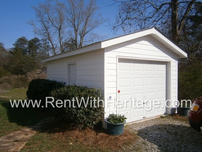Photo - GORGEOUS RANCH/ GRAND PA'S BUNGELOW/ 1.6 ACRES/ FRONT PORCH/ PRIVATE YARD