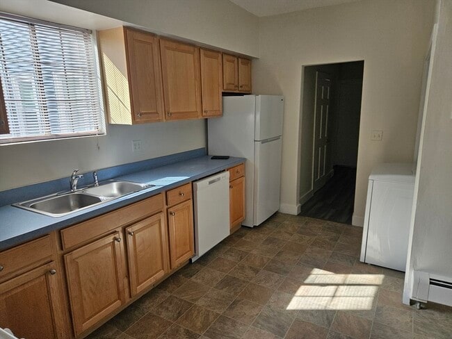 Building Photo - 73 Elm St Unit 1