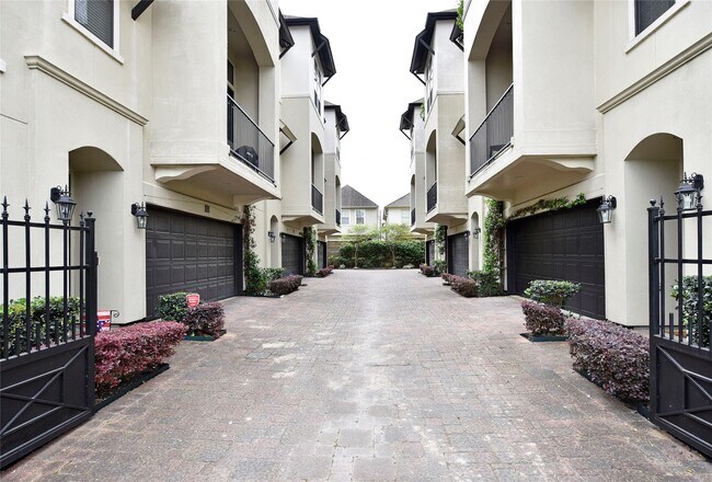 Photo - 5813a Kiam St