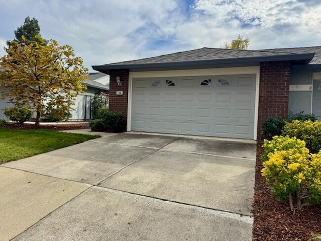 Building Photo - Beautiful 2 bedroom, 2 bath single level t...