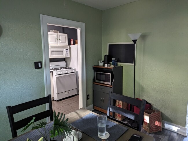 Comedor - 5535 Centre Ave Unidad 8