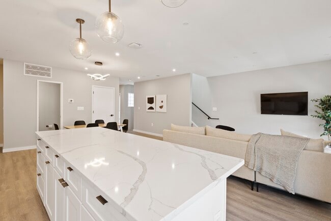 Photo - Euclid (Furnished Rooms)