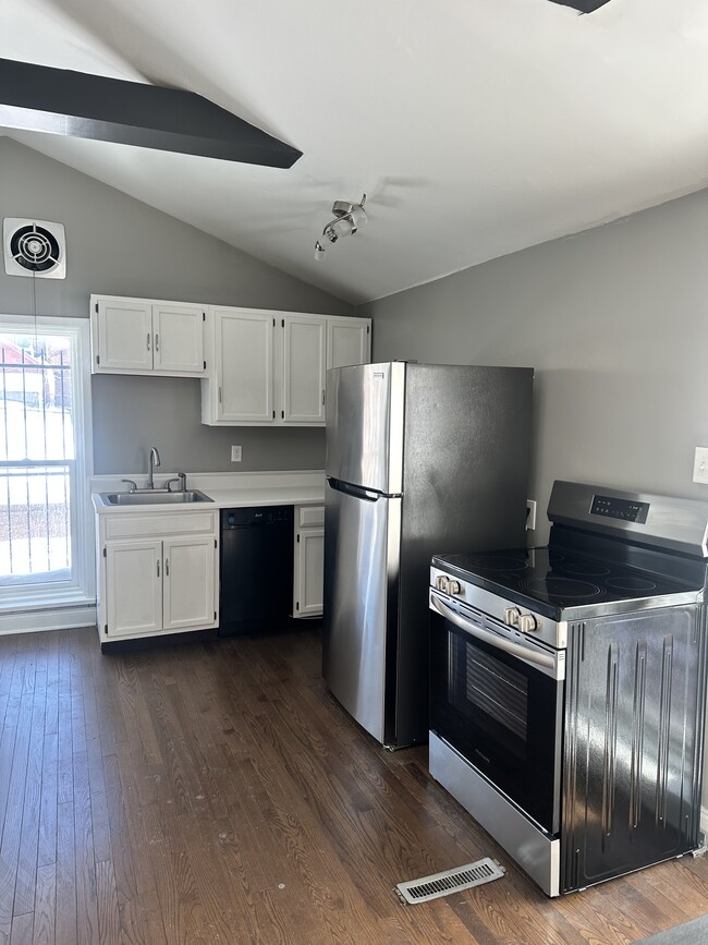 Building Photo - 437 Franklin St Unit Suite 3