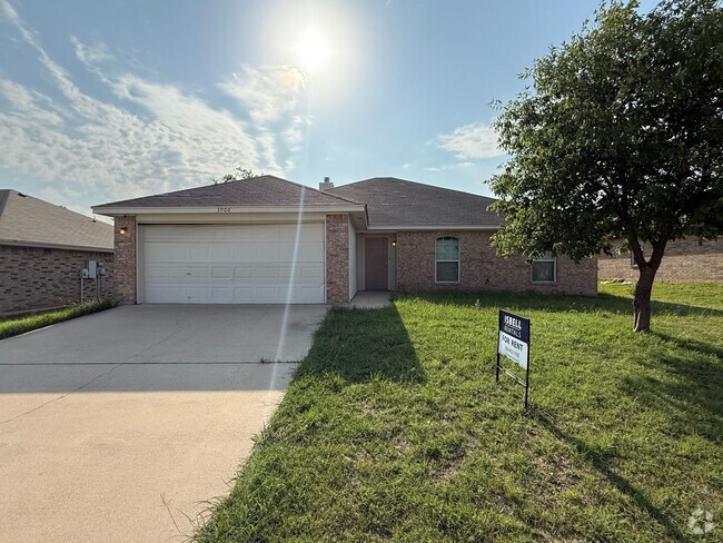 Building Photo - NEW IN MANAGEMENT - AVAILABLE NOW! Rental