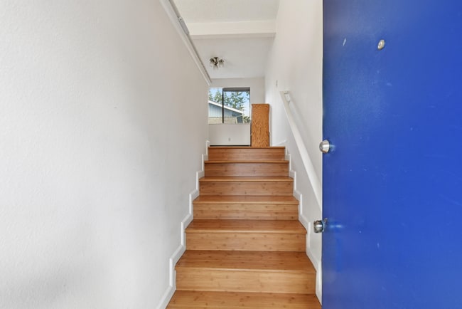Photo - 2Bd/1.5Ba Bellevue Townhouse