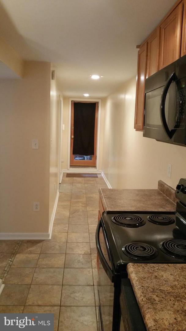 Building Photo - 645 L St NE Unit Basement