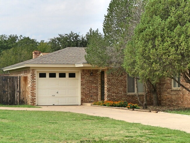 Photo - Duplex Conveniently Located Next to the Elementary, Jr. High & Park!