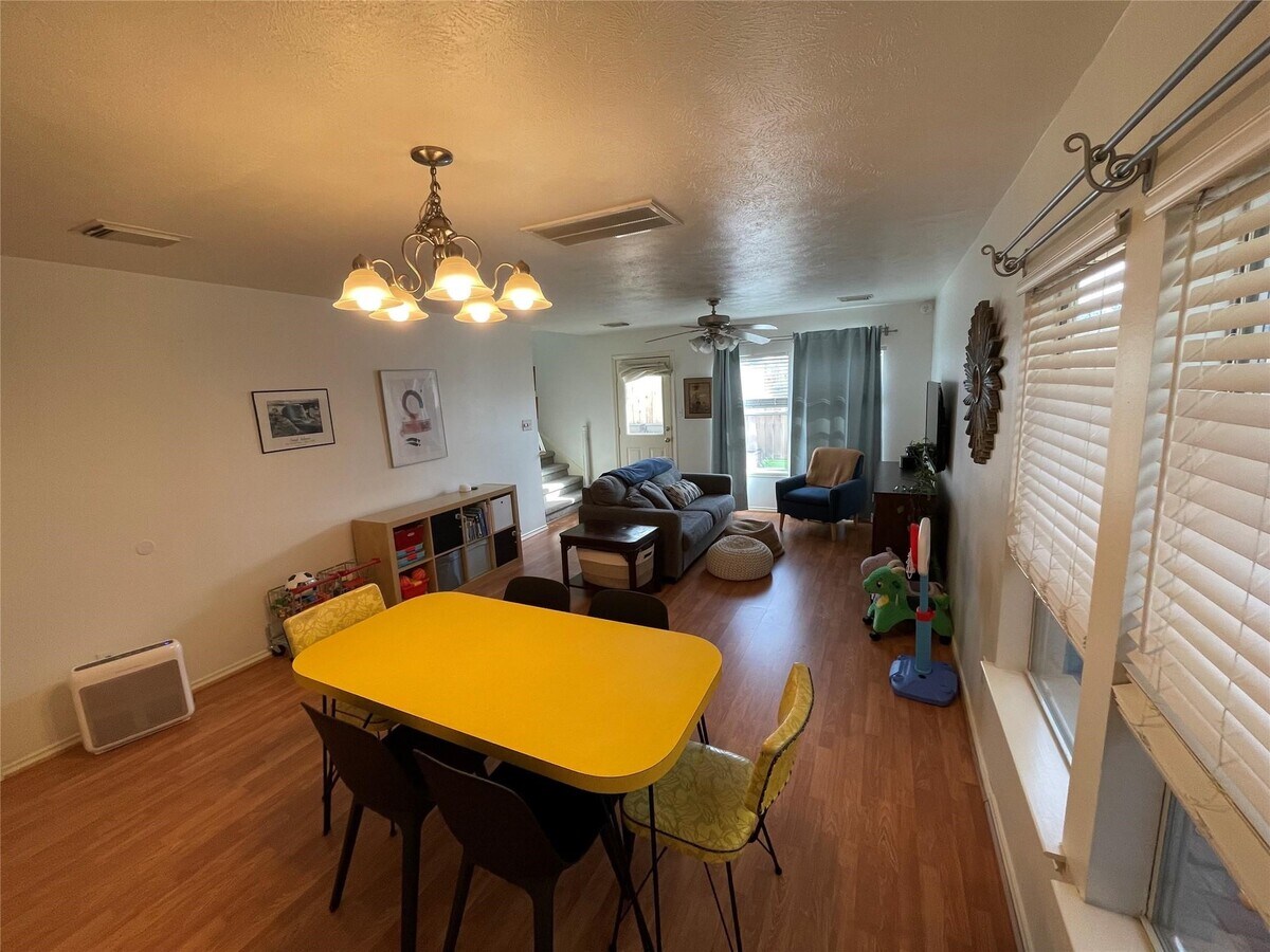 Photo - 718 Redwing Park Dr