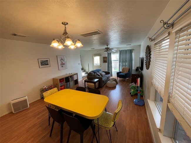 Photo - 718 Redwing Park Dr