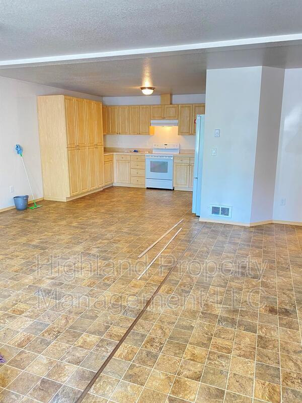 Photo - 1063 NE B St