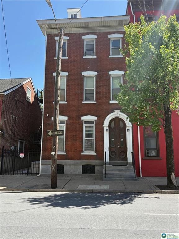 Building Photo - 542 Walnut St Unit 2R