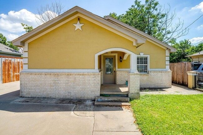 Building Photo - Spacious 2 Bed, 1 Bath Home in Riverside R...