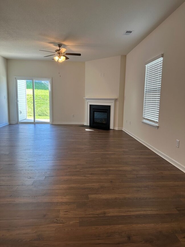 Photo - 5 Bedroom / 3 Bath 2 Story Home Jonesborough, TN
