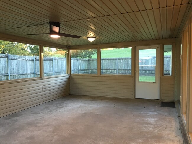 Porche con mosquitera y acceso al jardín. - 101 Hibiscus Pl