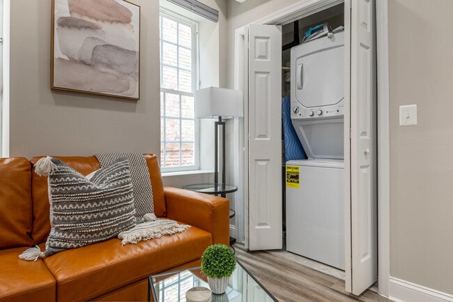 Photo - 701 E St SE Unidad ID1011205P