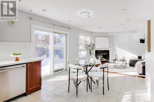 Photo - 135 Richard Coulson Crescent