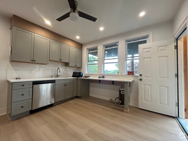 Building Photo - 66 Perthshire Rd Unit 1 Rental