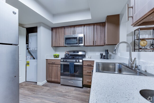 2 BR, 2 BA - 877 SF