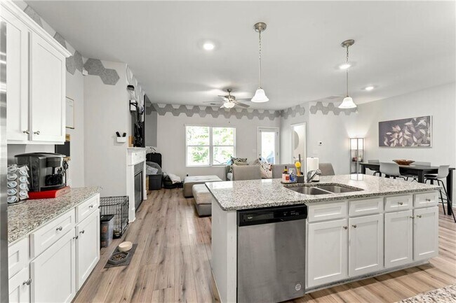 Photo - 1840 Fabian Wy SW