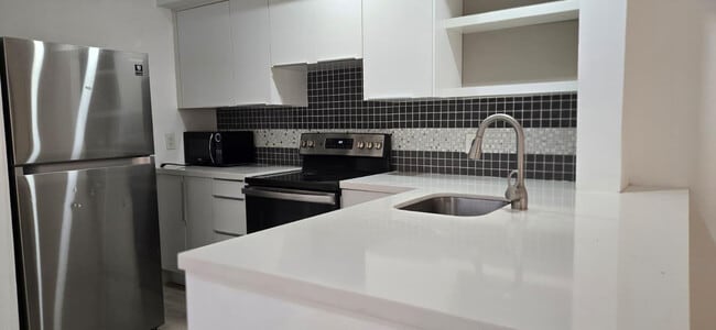 Building Photo - 10930 Royal Palm Blvd Unit 10930