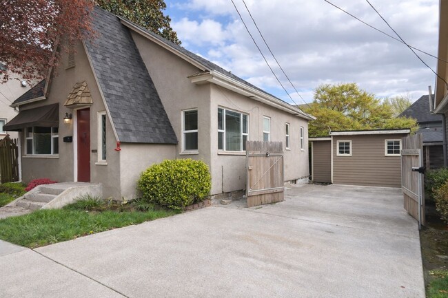 Photo - 309 W McLoughlin Blvd