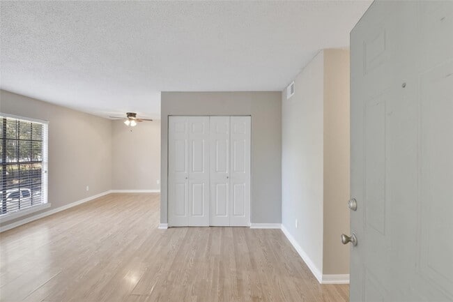 Building Photo - 1300 Baker Ave Unit C4 Rental