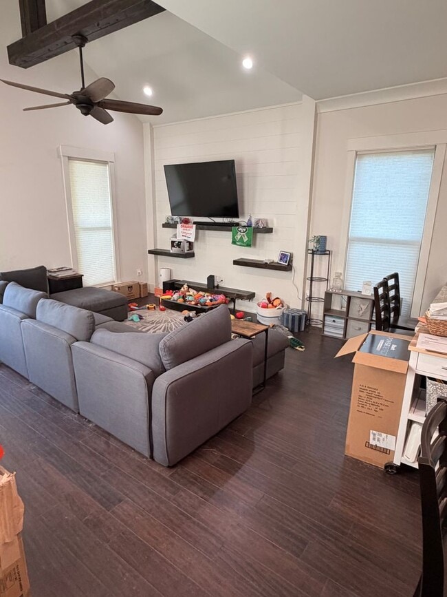 Photo - Gorgeous Single Family Home, 4BD/4BA with Large Backyard