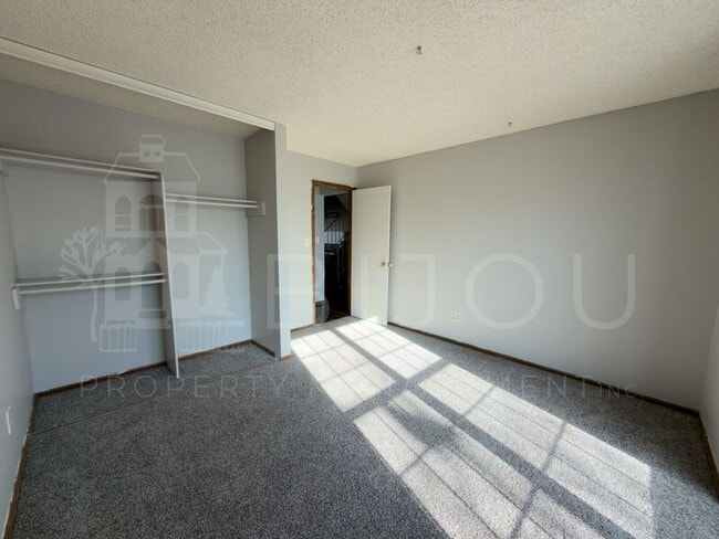 Photo - 2560 Clarendon Dr