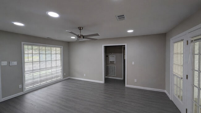 Photo - 303 Hillcrest Ave