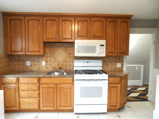 Building Photo - 77 Pearl St Unit 2 Rental