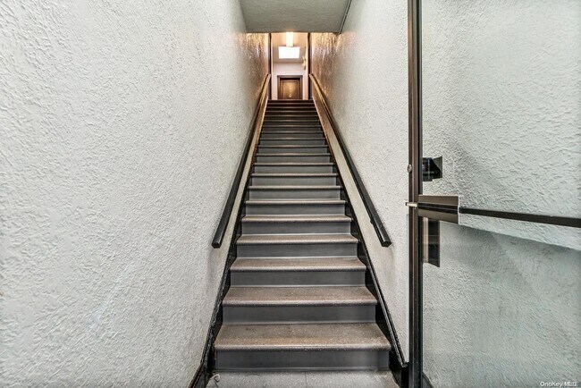 Photo - 401 Plandome Rd