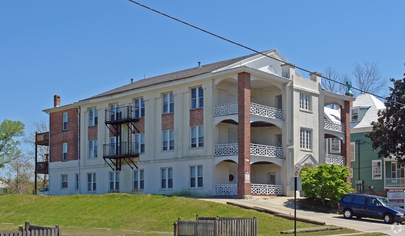 Photo - 318 N Main St Apartments