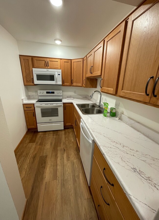 Building Photo - Courthouse View Apartments Unit 106