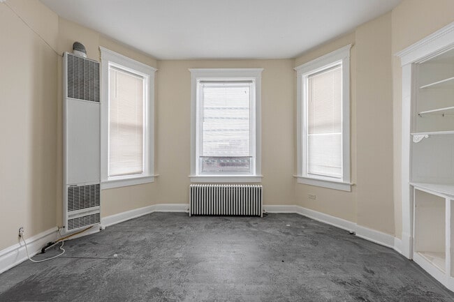 Photo - 758 W 71st St