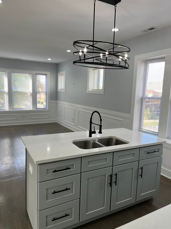 Building Photo - 5033 W Wabansia Ave Unit 2W