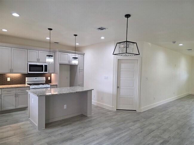 Photo - 2142 De Soto St