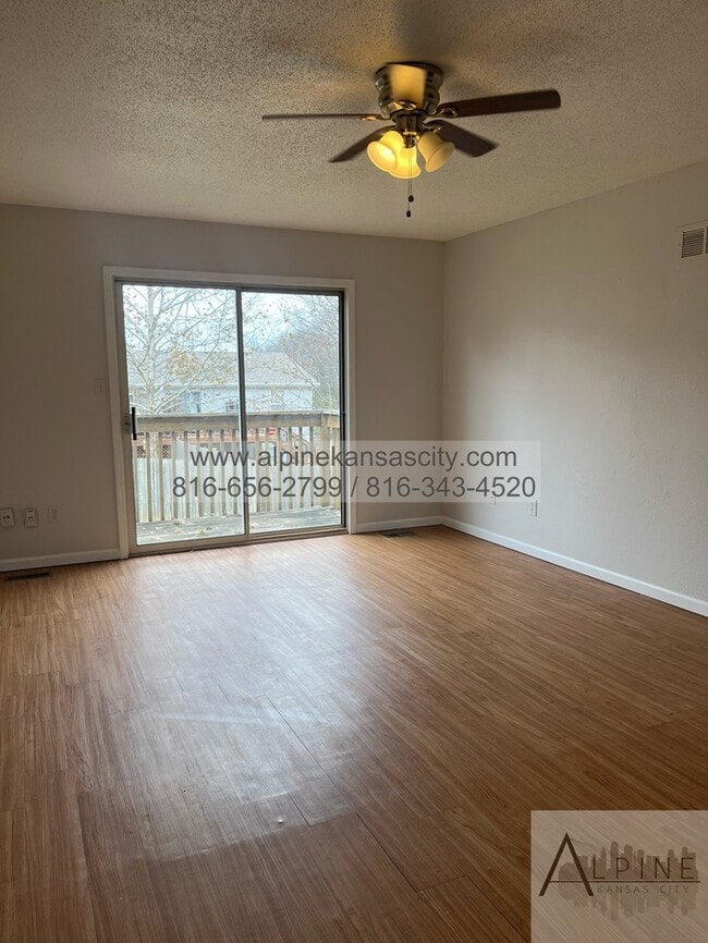 Photo - Spacious Gladstone Duplex, Croner Lot, 2 Car Garage!