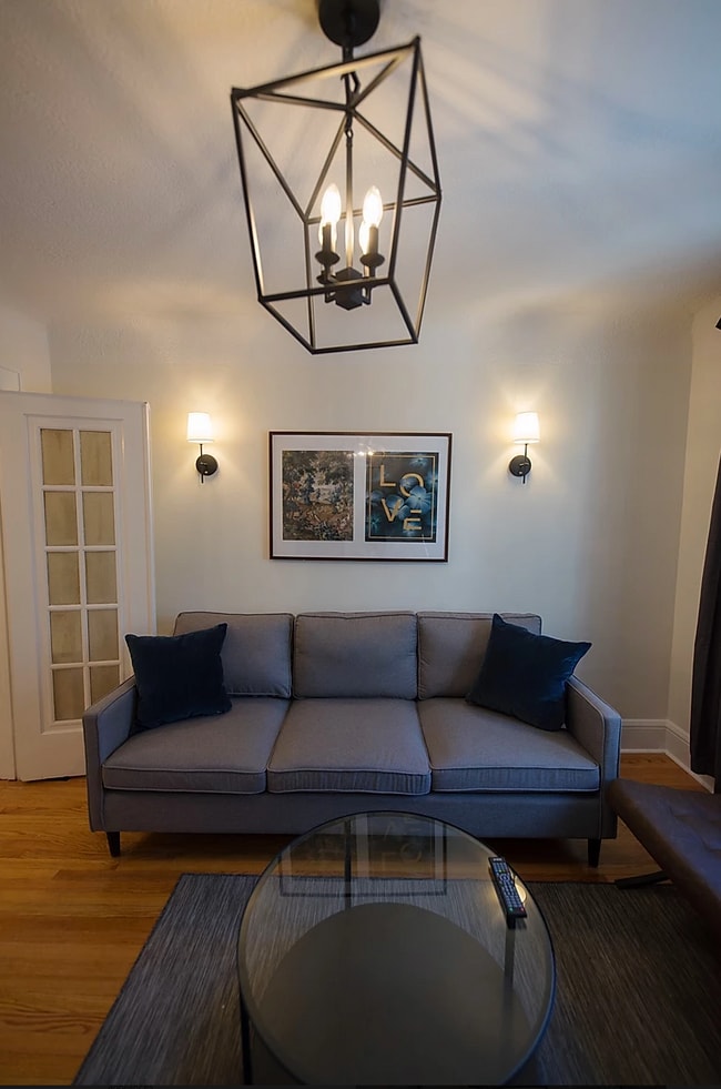 Photo - 858 Bronson Ave