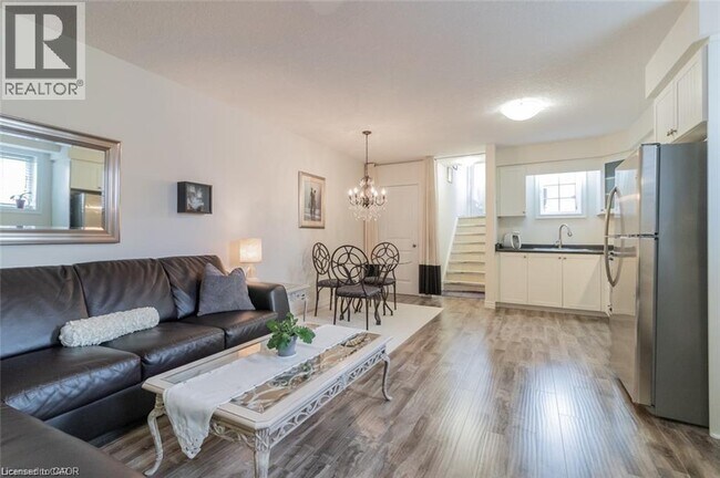 Photo - 933 Glasgow St