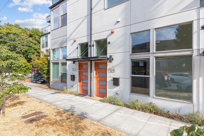 Building Photo - Stylish 3 BR/ 2/5 BA townhouse in Seattle