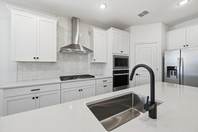 Photo - 765 Brozgold Ave