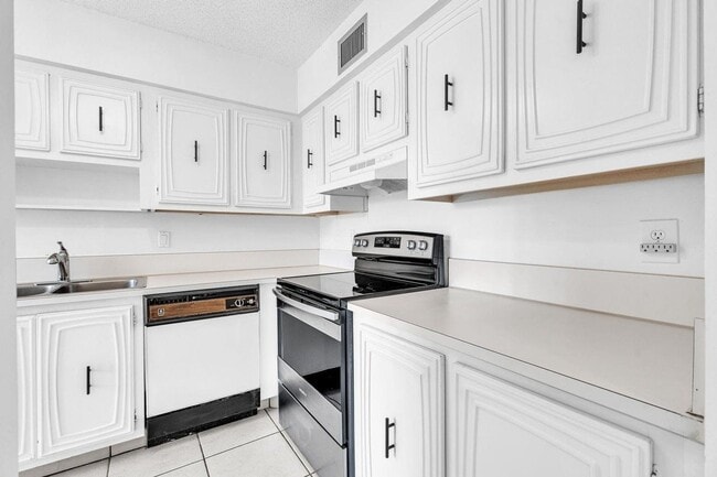 Photo - Beautiful 2 bedroom 2 bath in Delray - Desired 55+ community