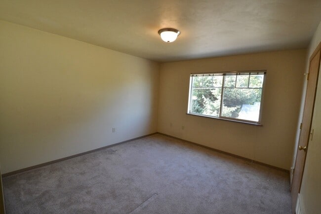 Building Photo - 2 Bed Townhouse with lots of Storage! Blocks from U of O!! Unit D