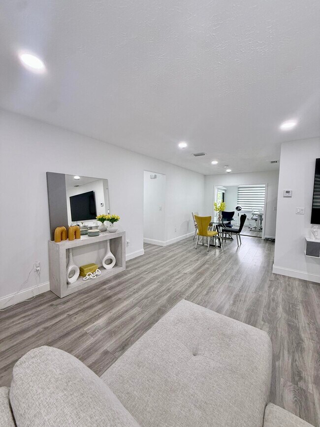 Photo - 302 SW Whitmore Dr